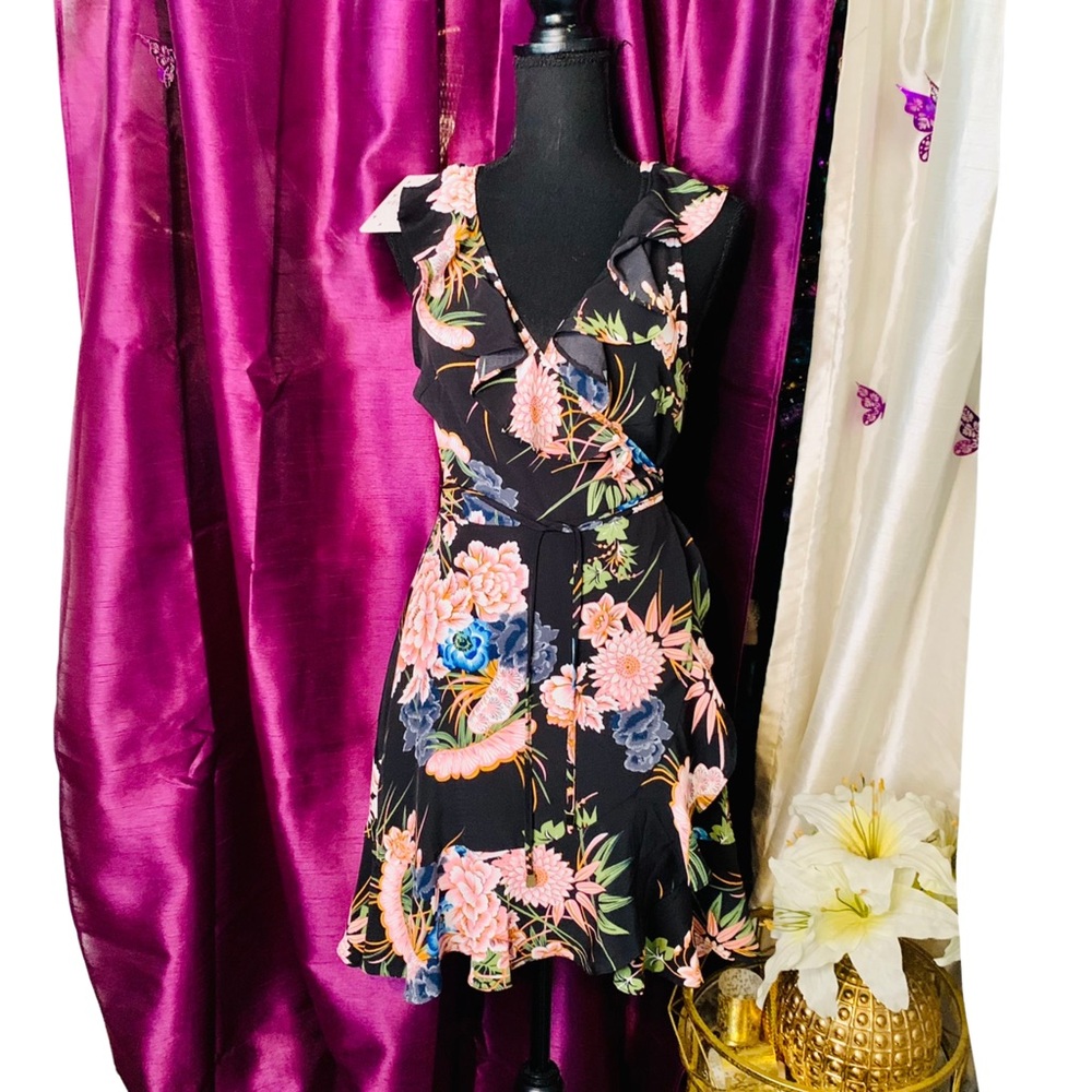 NWT Hellomolly Wrap dress, size Medium